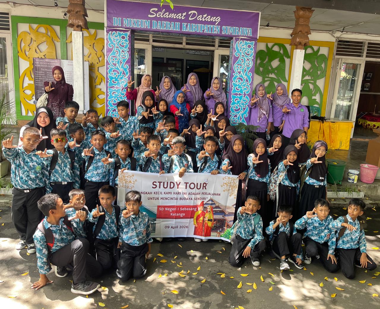 Dalam Menanamkan Rasa Cinta terhadap Sejarah dan Budaya, SDN 1 Sebasang Ketanga Berkunjung ke Museum Daerah Kabupaten Sumbawa.